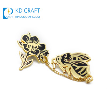 Free sample custom metal die casting gold plated hard enamel cute animal bee lapel pin with flower